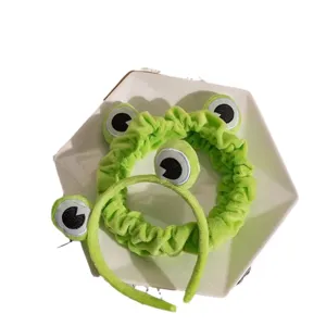 Set de diadema y cinta de pelo de felpa con diseño de rana verde para el cuidado facial.