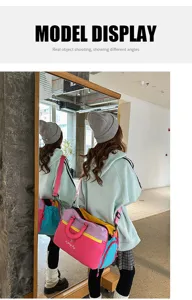 Λεπτομερής όψη τσάντας ταξιδιού color block με ζωντανό κέντημα και ρυθμιζόμενο λουρί.