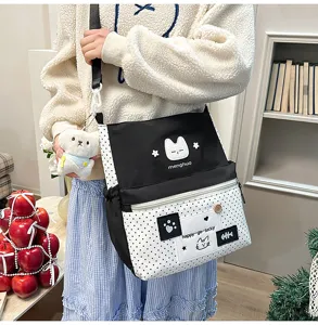 Moderna borsa a tracolla in tela per studenti con motivo a pois e bellissima decorazione.