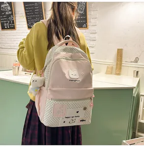 Zaino scuolasvago rosa a pois con simpatico cerotto di gatto e ciondolo orsetto in dettaglio