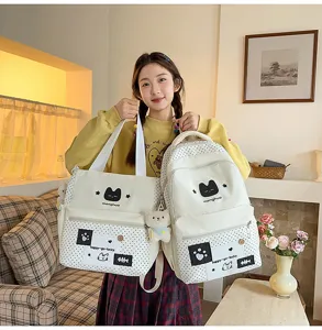 Simpatico set zaino e borsa a tracolla a pois per studenti, elegante e pratico per l'uso.