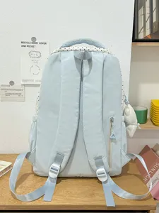 Zaino scolastico azzurro stile dolce con graziosi dettagli a pois e ciondolo in peluche.