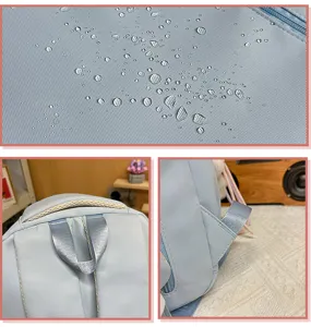 Zaino scolastico azzurro dettaglio che mostra il tessuto impermeabile e gli spallacci.