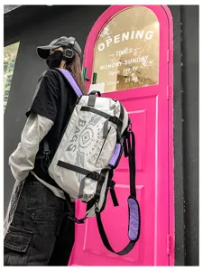Grand sac à dos de voyage et sac de sport avec des lanières élégantes pour un usage quotidien.