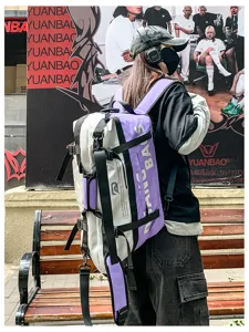 Grand sac à dos de voyage tendance pour homme et femme, design violet et gris stylé.