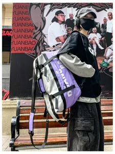 Vue détaillée du sac à dos de voyage élégant et spacieux en gris et violet pour le sport.