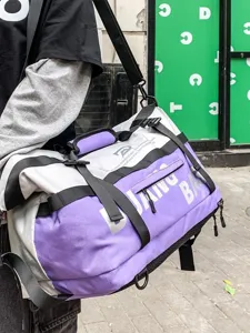 Grand sac de voyage de sport avec bretelles de sac à dos en couleur violet et gris.