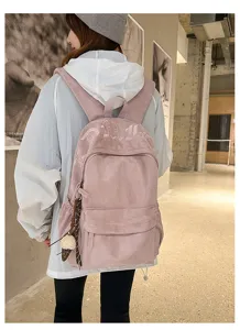 Vista dettagliata dello zaino minimalista rosa in stile giapponese con ricamo.