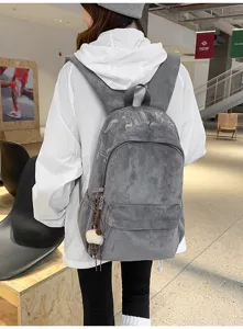 Dettaglio zaino in camoscio grigio, zainetto casual minimalista ed elegante da donna.