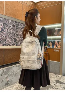 Vista dettagliata dello zaino scolastico in stile giapponese con motivo di stelle e grazioso orso.