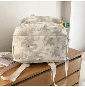Dettaglio dello zaino con stampa di stelle e luna in stile giapponese carino in tessuto leggero.