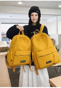 Sac à dos en toile uni style coréen pour étudiant et voyage, design jaune léger et pratique.