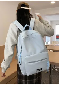 Vue détaillée de la poche du sac à dos décontracté bleu clair pour un usage quotidien.