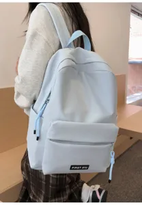 Sac à dos minimaliste bleu clair pour femmes, idéal pour l'école et les voyages légers.