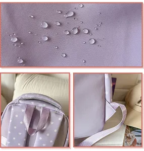 Vue de détail en gros plan montrant le tissu imperméable et les bretelles du sac à dos.