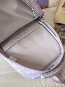 Sac à dos scolaire violet à pois mignon pour filles, vue ouverte montrant l'intérieur.