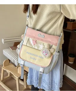 Détail de sac bandoulière en toile colorblock dopamine coréenne avec fenêtre et pendentif lapin.