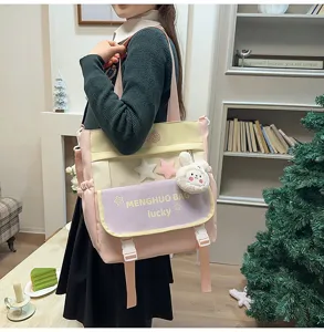 Sac bandoulière en toile style coréen pour étudiants avec pendentif peluche et couleur contrastée.