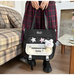 Sac à bandoulière en toile style coréen avec fenêtre transparente et pendentif en peluche.