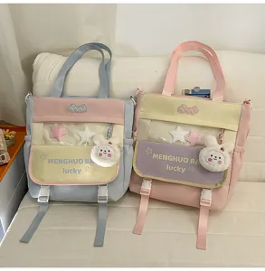 Vue détaillée du sac d'écolier coloré avec poche avant transparente et lapin en peluche.