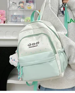 Vista detallada de la linda mochila bicolor con patrón de estrellas para niñas y niños.