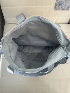 Sac cabas colorblock de style coréen avec intérieur spacieux et fermeture éclair quotidienne.