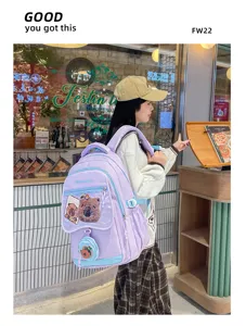 Vista dettagliata dello zaino viola da studente con patch animale e grande capacità.