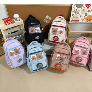 Vista dettagliata di zaini ita in peluche capibara carini, borse scolastiche giapponesi capienti.