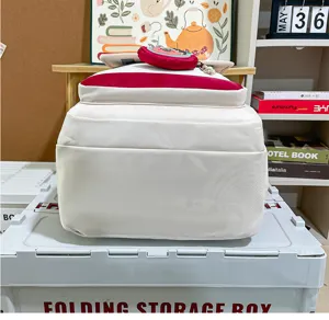 Bellissimo zaino in tela in stile giapponese rosso e bianco con ciondolo a forma di orsetto.