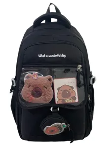 Zaino ita nero giapponese con finestra trasparente e simpatico peluche di capibara.