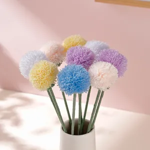 Bouquet di tarassaco lavorato a mano con vaso in ceramica, accogliente arredamento casa.