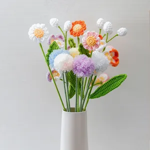 Bouquet di fiori all'uncinetto fatto a mano vista dettagliata, bella composizione floreale in filato.