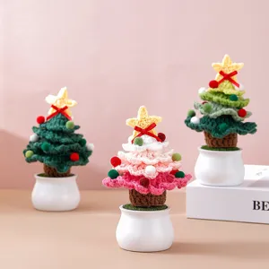 Plante en pot de sapin de Noël au crochet faite à la main pour décoration de bureau et cadeaux.