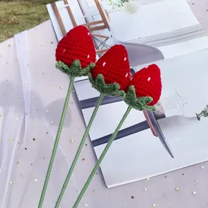 Bouquet di fragole all'uncinetto fatto a mano fiore lavorato a maglia regalo arredamento