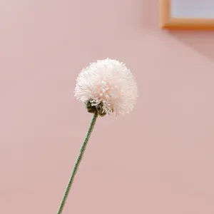 Fiore artificiale di tarassaco all'uncinetto fatto a mano primo piano dettaglio pompon lana.