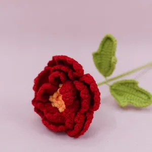 Fiore di peonia all'uncinetto fatto a mano, bellissimo bouquet di lana per regali.