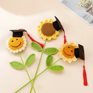 Girasole all'uncinetto fatto a mano con cappello di laurea dettaglio, perfetto regalo di laurea.
