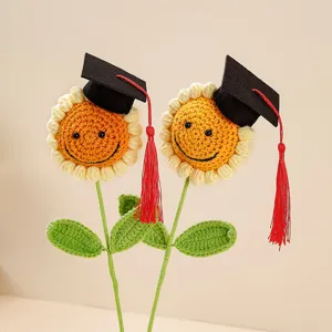 Girasole all'uncinetto fatto a mano con cappello di laurea, ideale come regalo di fine studi.