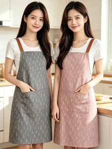 Vista dettagliata del elegante grembiule da cucina con comoda tasca e motivo a foglia.