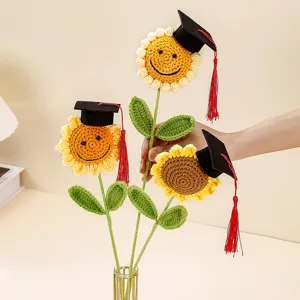 Bouquet di girasoli all'uncinetto fatto a mano con cappello di laurea, regalo perfetto.