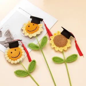 Girasole all'uncinetto fatto a mano con cappello di laurea, regalo perfetto per studenti.