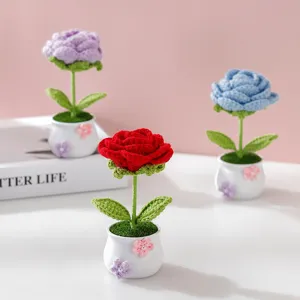 Plante en pot de roses au crochet faites à la main, fleur artificielle tricotée pour déco.