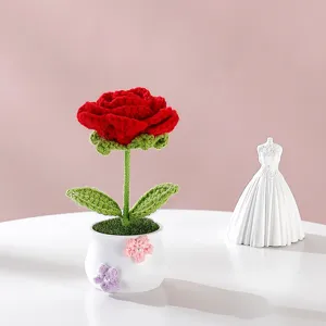 Fleur artificielle tricotée en pot rose rouge crochetée fait main belle déco de bureau cadeau