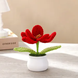 Handgehäkelte rote Tulpe im Topf, gemütliche Tischdeko, süße handgemachte Blumen-Dekoration.