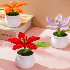 Giglio all'uncinetto fatto a mano in vaso, bellissimo fiore in filo artificiale per la casa.