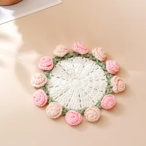Handgemaakte gehaakte rozen onderzetter, schattige wollen gebreide kopjesmat voor tafeldecoratie.