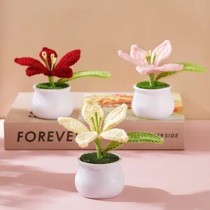Pianta in vaso di giglio all'uncinetto fatta a mano fiore lavorato a maglia regalo