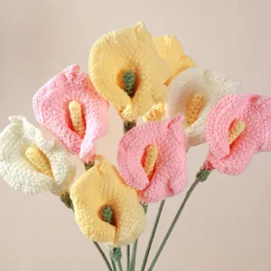 Handgemachter Häkel-Cala-Lilien-Blumenstrauß im Detail, exquisite bunte Wollstrick-Dekoration.