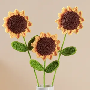 Dettaglio di bouquet di girasoli all'uncinetto fatto a mano, bel decoro floreale in casa.