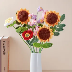 Dettaglio bouquet di girasoli all'uncinetto fatti a mano, fiori artificiali in lana.